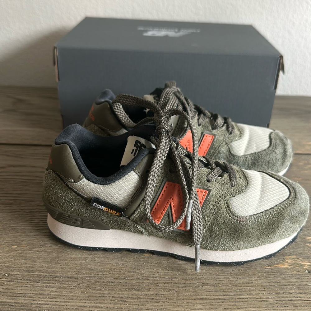 New Balance 574- Kids Sneaker Green/ Orange Suede Size 12.5